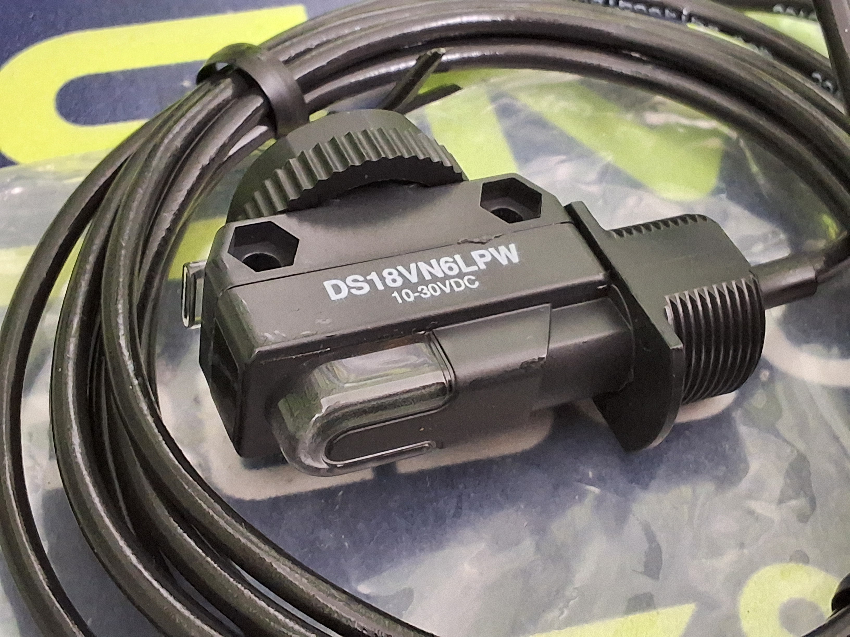 BANNER DS18VN6LPW WIDE-ANGLE PHOTOELECTRIC SENSOR 10-30VDC - BRAND NEW