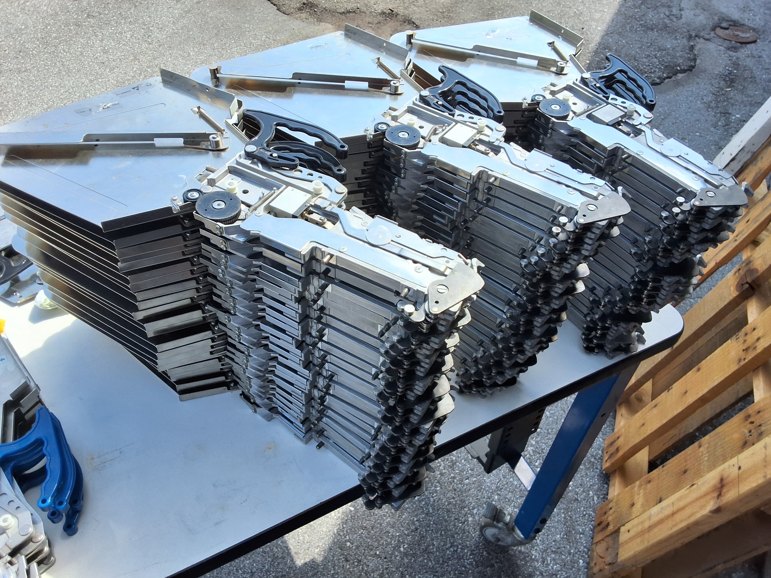 Used YAMAHA BLACK KW1-M1200 CL SERIES FEEDER 8mm x 4mm - LOT OF 60 UNITS
