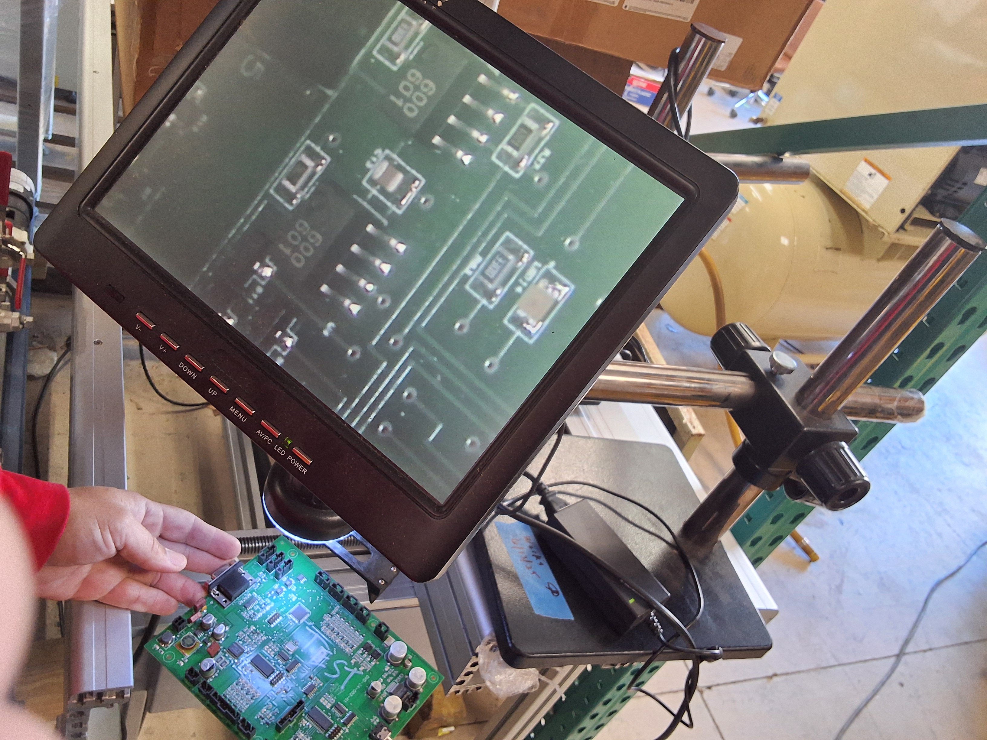 Used MV100412 M-LCD VIDEO ZOOM MICROSCOPE LCD 10in MONITOR WITH BOOM STAND