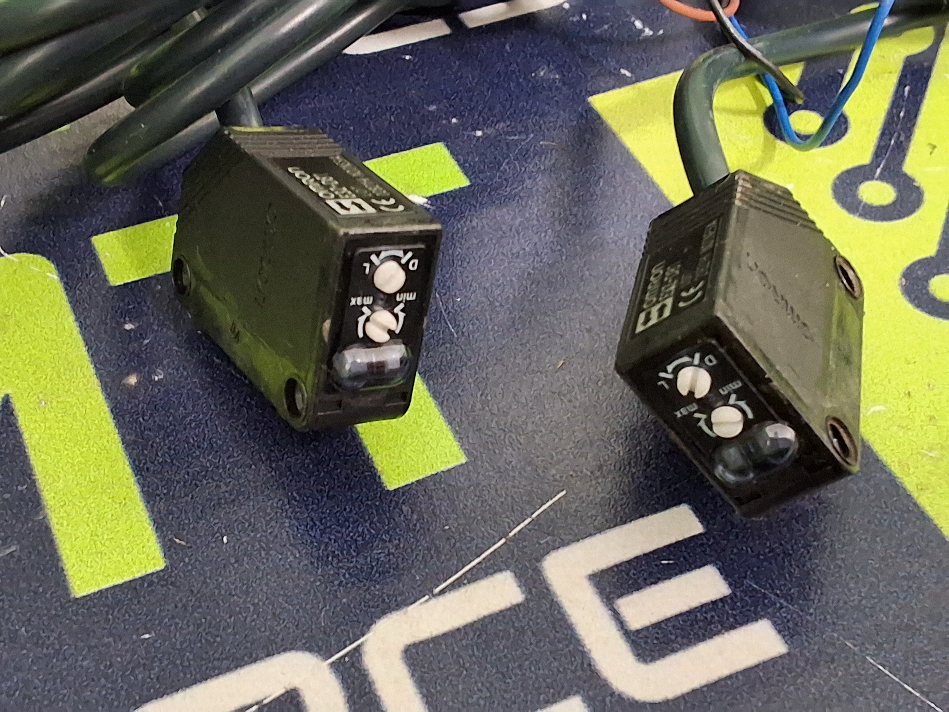 Used OMRON E3Z-D81 PHOTOELECTRIC SWITCH - LOT OF 2 UNITS