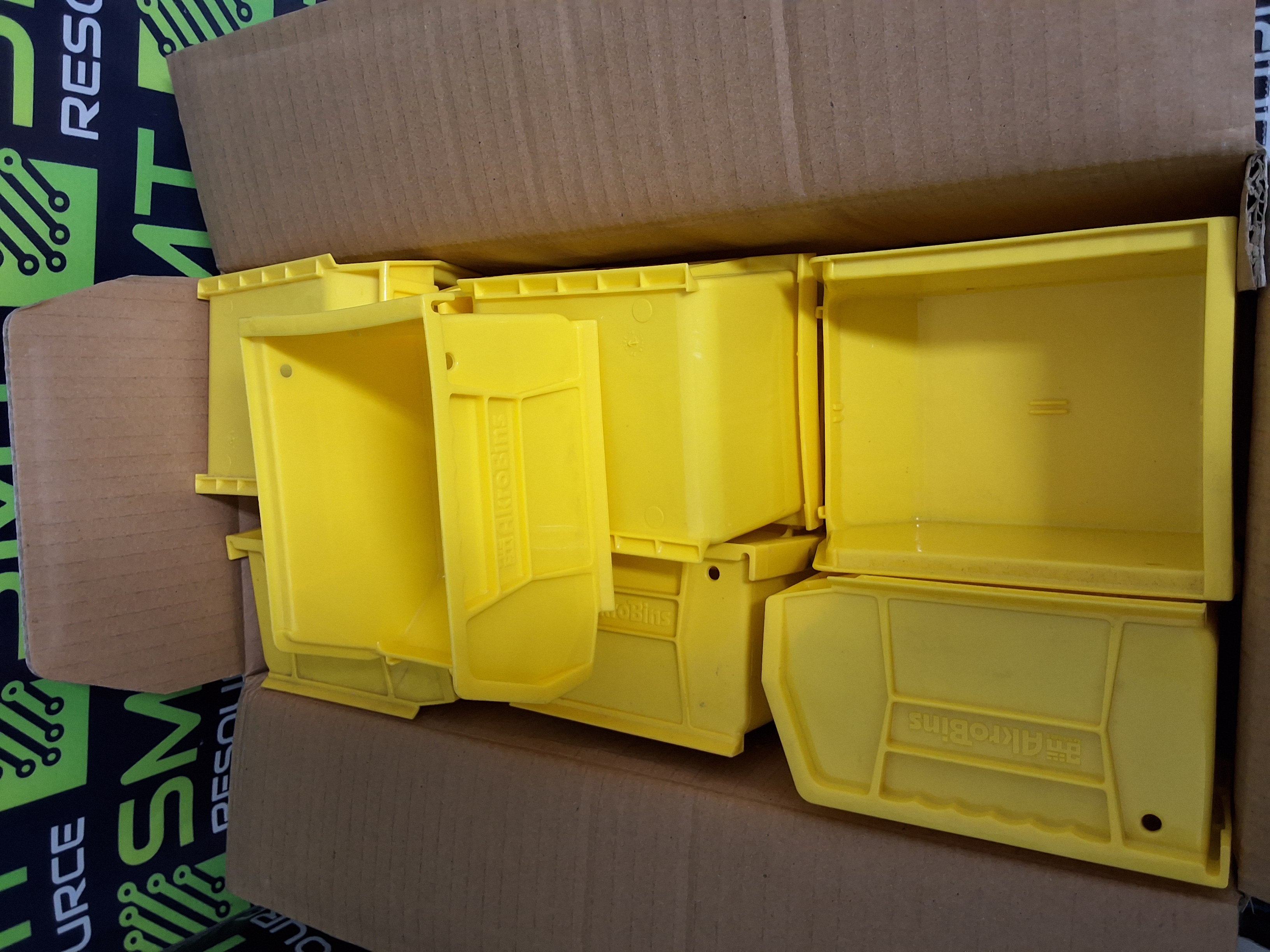 Used AKRO 30-210 YELLOW PLASTIC STACKABLE BINS 5 1⁄2 x 4 x 3in - LOT OF 17 UNITS -