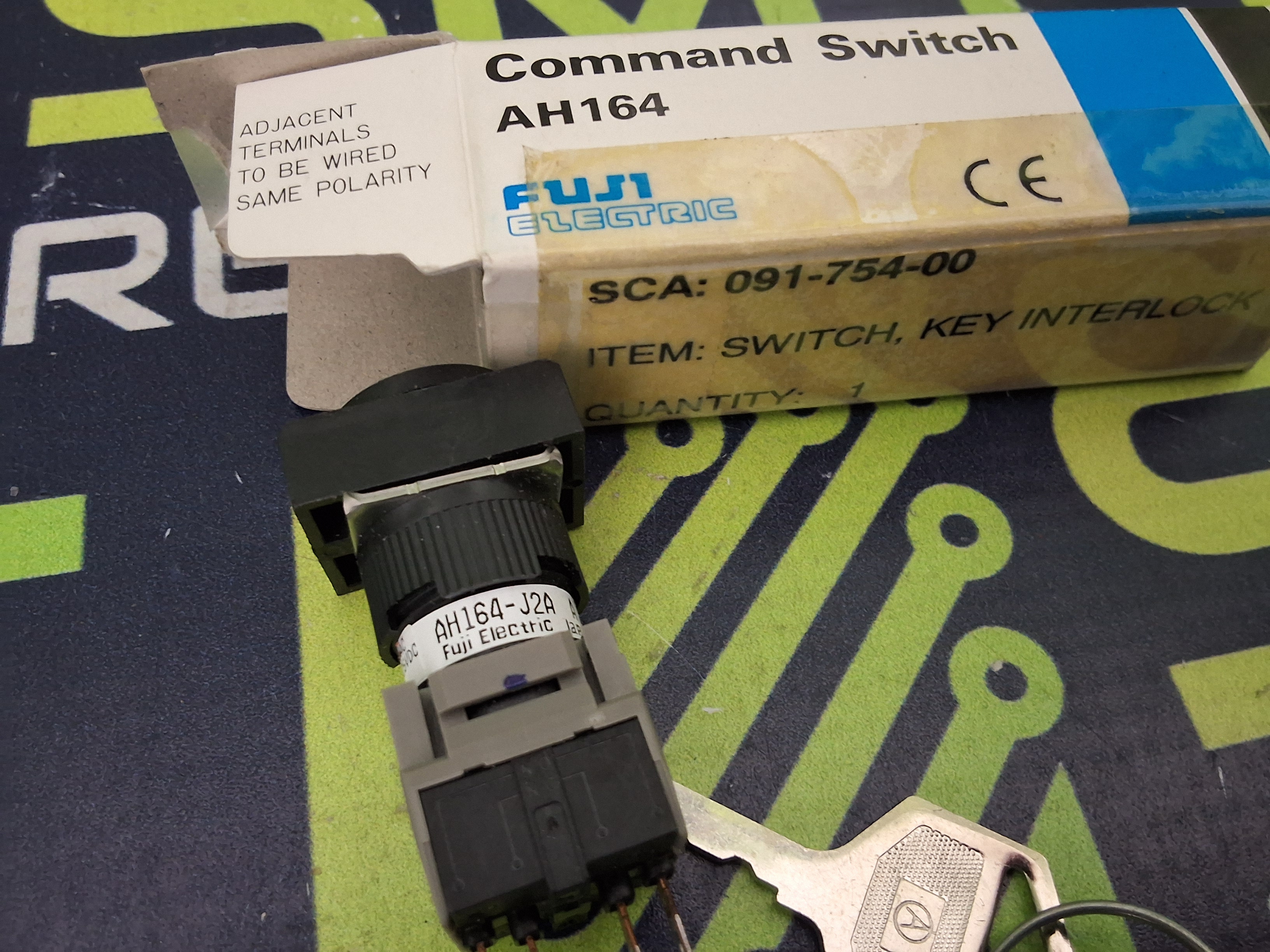 FUJI ELECTRIC AH164-J2A11A KEY INTERLOCK COMMAND SWITCH - BRAND NEW