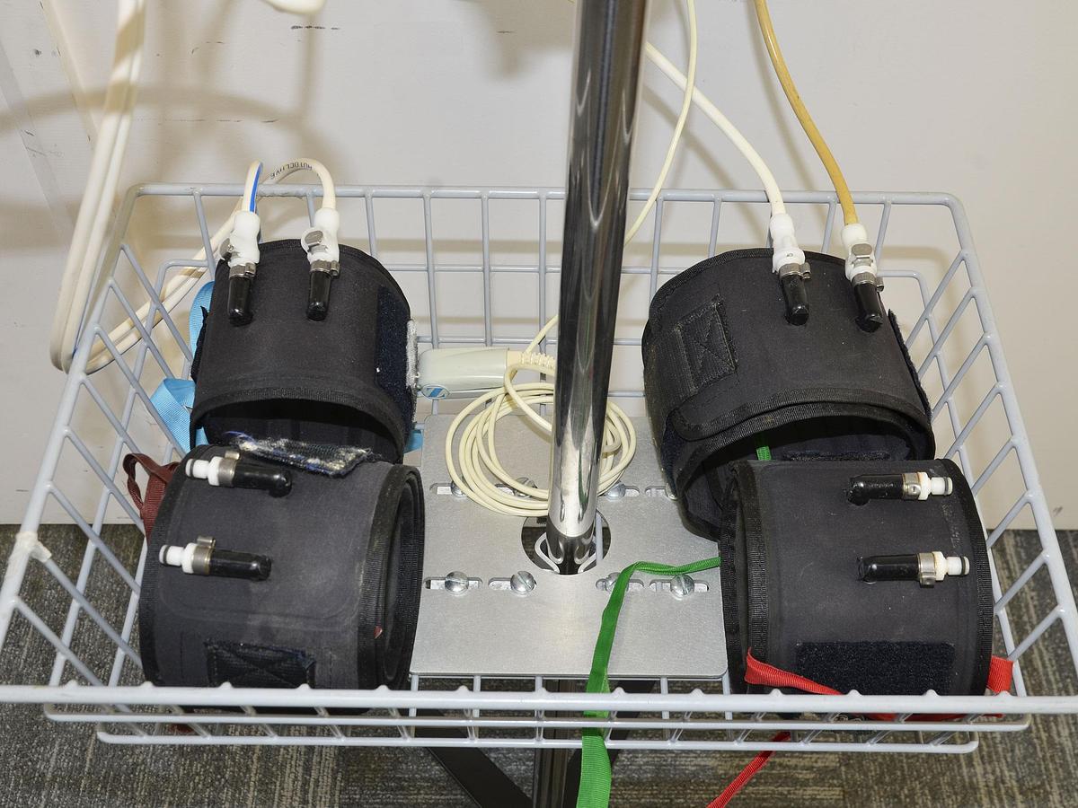 D'occasion GARROT PNEUMATIQUE ZIMMER A.T.S 3000  AVEC SES BRASSARDS