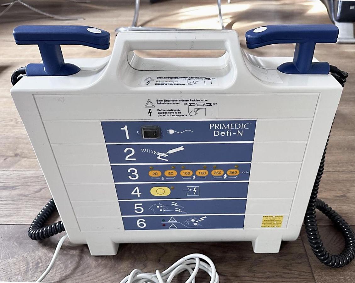 D'occasion DÉFIBRILLATEUR PRIMEDIC DEFI-N MODÈLE M-100 AVEC PALETTES