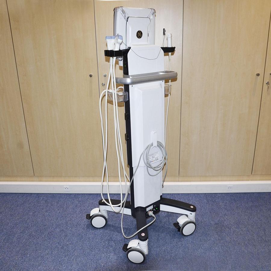 D'occasion ECHOGRAPHE GENERAL ELECTRIC GE VENUE 40 PORTABLE SUR SON SOCLE MOBILE 