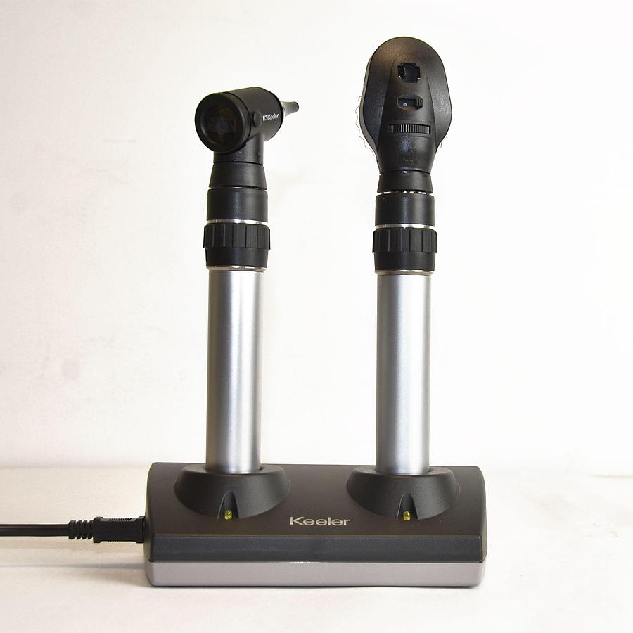 Neuf ENSEMBLE KEELER OTOSCOPE/OPHTALMOSCOPE AVEC RECHARGE AUTOMATIQUE SUR SUPPORT