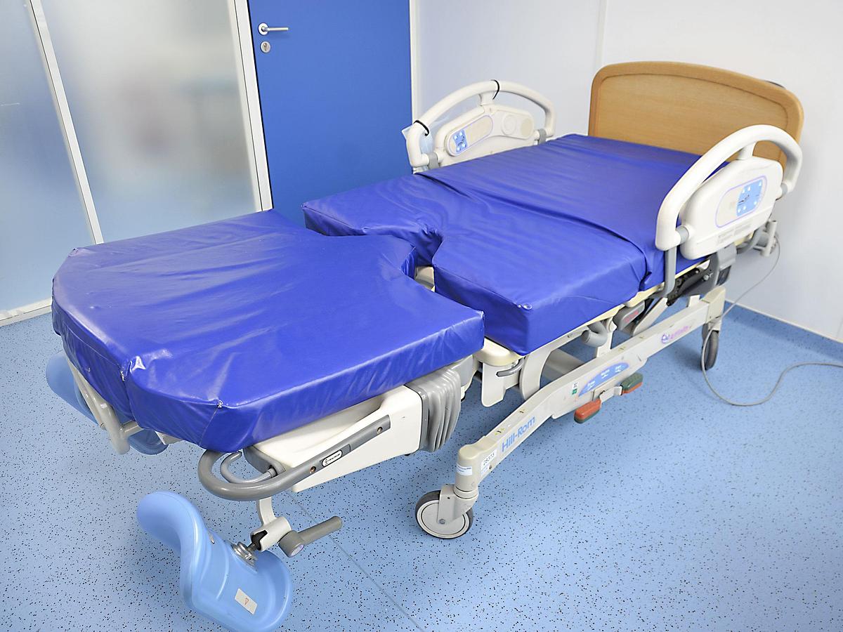 D'occasion LIT D'ACCOUCHEMENT HILL ROM AFFINITY 4, MOUVEMENTS ELECTRIQUES, COMMANDE SUR BARRIERES