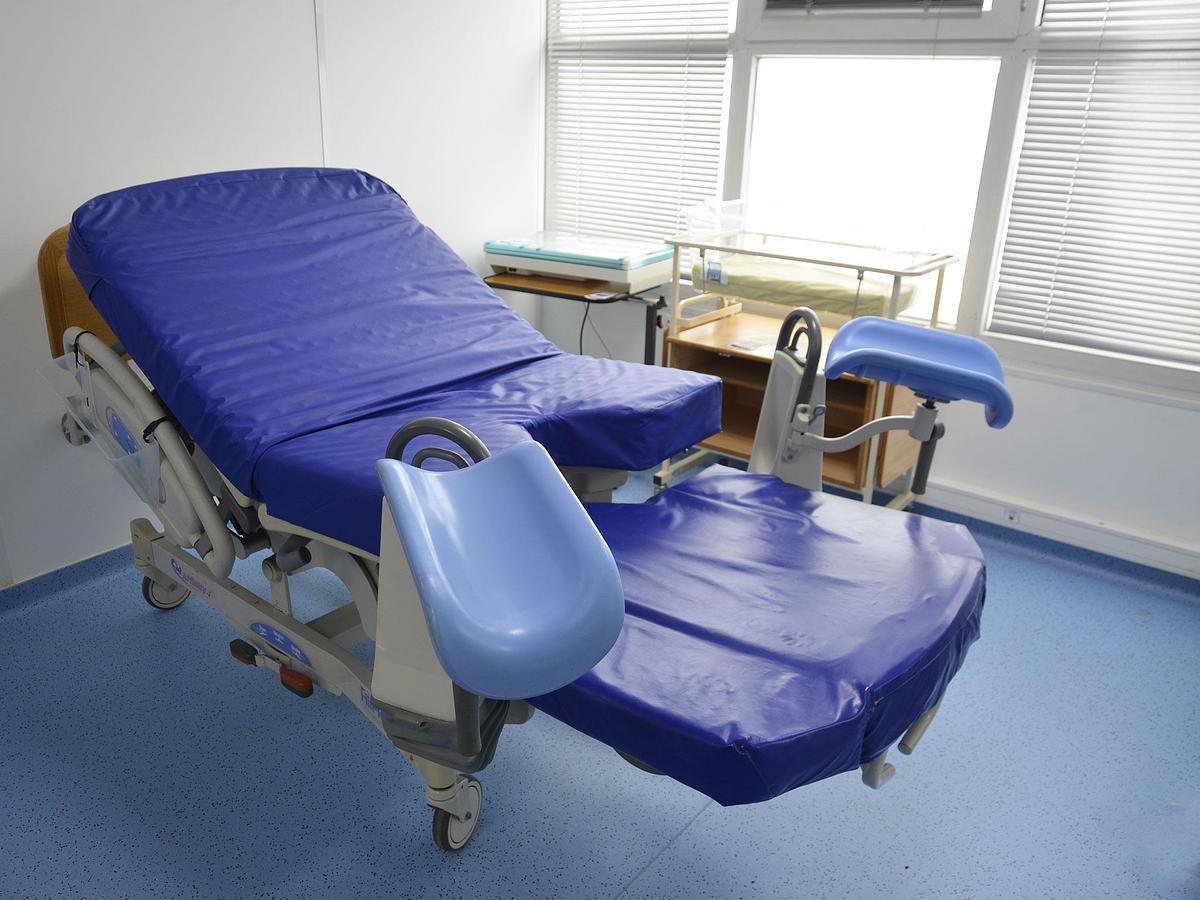 D'occasion LIT D'ACCOUCHEMENT HILL ROM AFFINITY 4, MOUVEMENTS ELECTRIQUES, COMMANDE SUR BARRIERES