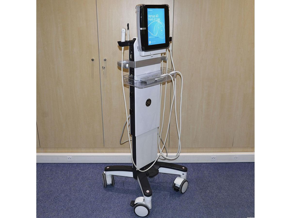 D'occasion ECHOGRAPHE GENERAL ELECTRIC GE VENUE 40 PORTABLE SUR SON SOCLE MOBILE 