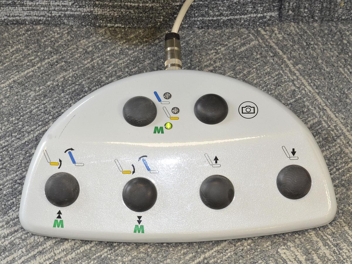 D'occasion FAUTEUIL GYNÉCOLOGIQUE SCHMITZ MEDI-MATIC AVEC VIDEO COLPOSCOPE VIDAN INTEGRÉ ET ECRAN