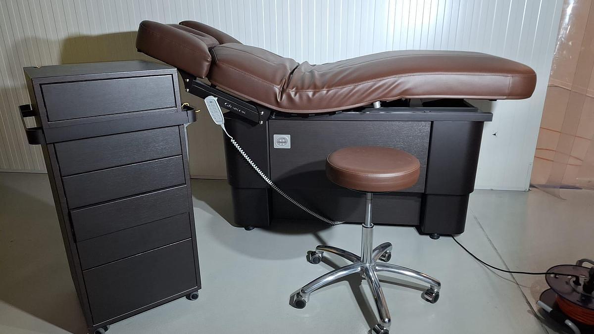 D'occasion TABLE DE SOINS GHARIENI DE GRAND LUXE MULTIFONCTIONNELLE AVEC MEUBLE ASSORTI DE RANGEMENT ET TABOURET, PARFAIT ÉTAT Hightech Wellnessliege Massage Spa table