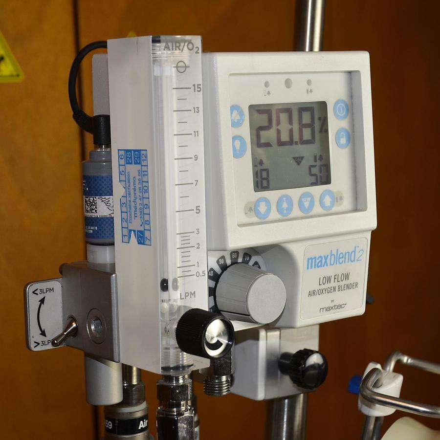 D'occasion ENSEMBLE REANIMATION NEONATALE, RESPIRATEUR FABIAN ACUTRONIC 