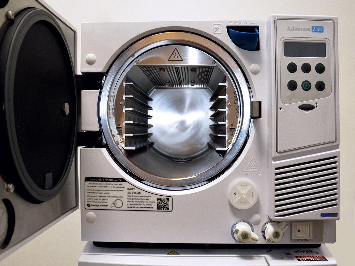 D'occasion AUTOCLAVE PRESTIGE MEDICAL MODELE ADVANCE LAB, CLASSE B, 22 litres, avec enregistreur de données.