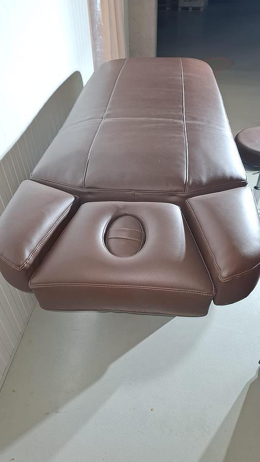 D'occasion TABLE DE SOINS GHARIENI DE GRAND LUXE MULTIFONCTIONNELLE AVEC MEUBLE ASSORTI DE RANGEMENT ET TABOURET, PARFAIT ÉTAT Hightech Wellnessliege Massage Spa table