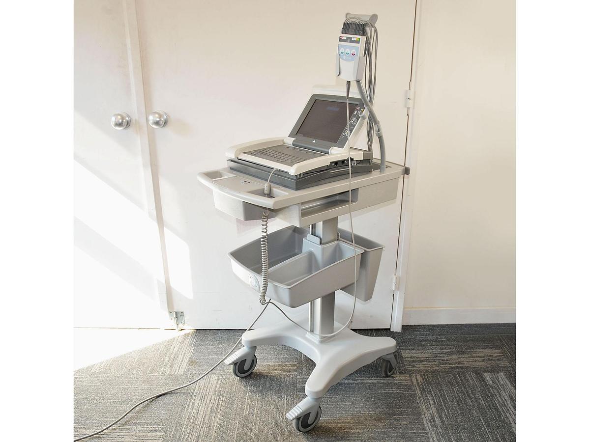 D'occasion ECG ELECTROCARDIOGRAMME GENERAL ELECTRIC MAC 5500 SUR CHARIOT