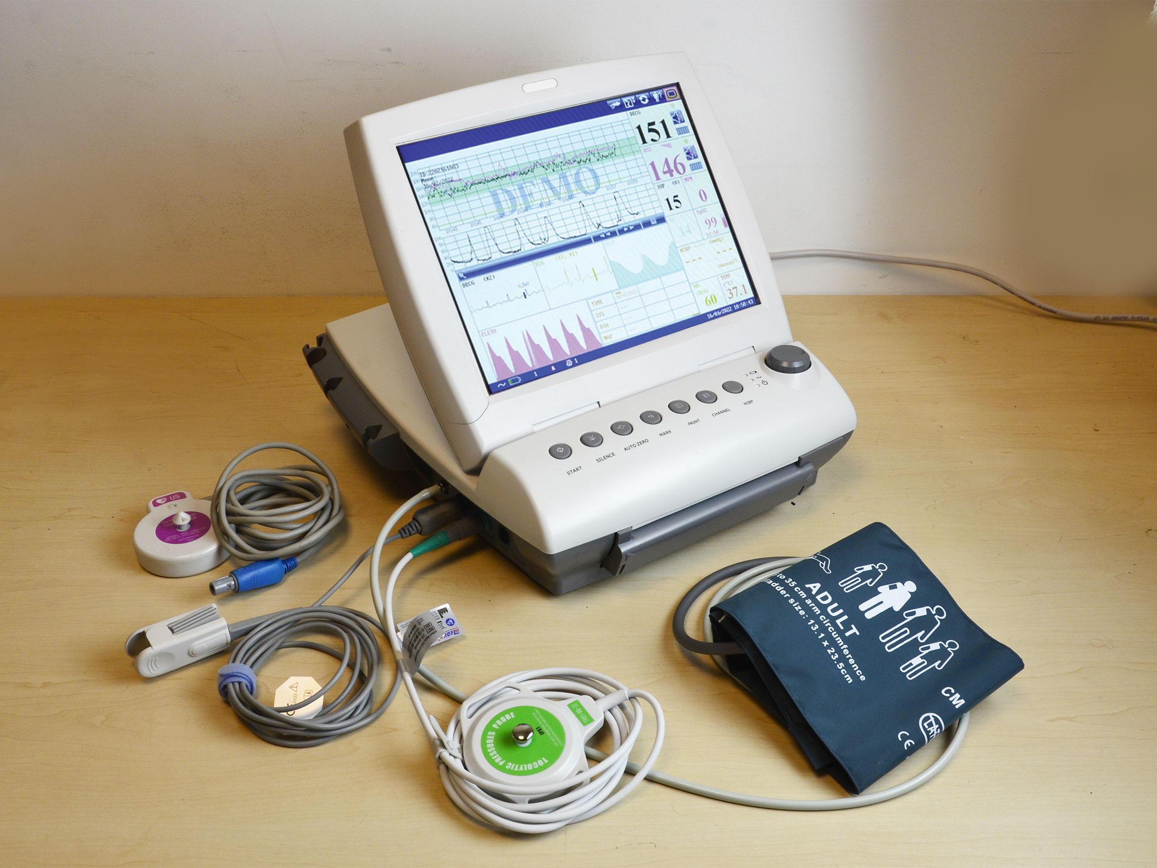 D'occasion CARDIOTOCOGRAPHE EDAN F9 AVEC SONDE TOCO, SONDE CARDIO MONITORAGE DE LA MÈRE (PNI, SPO2)