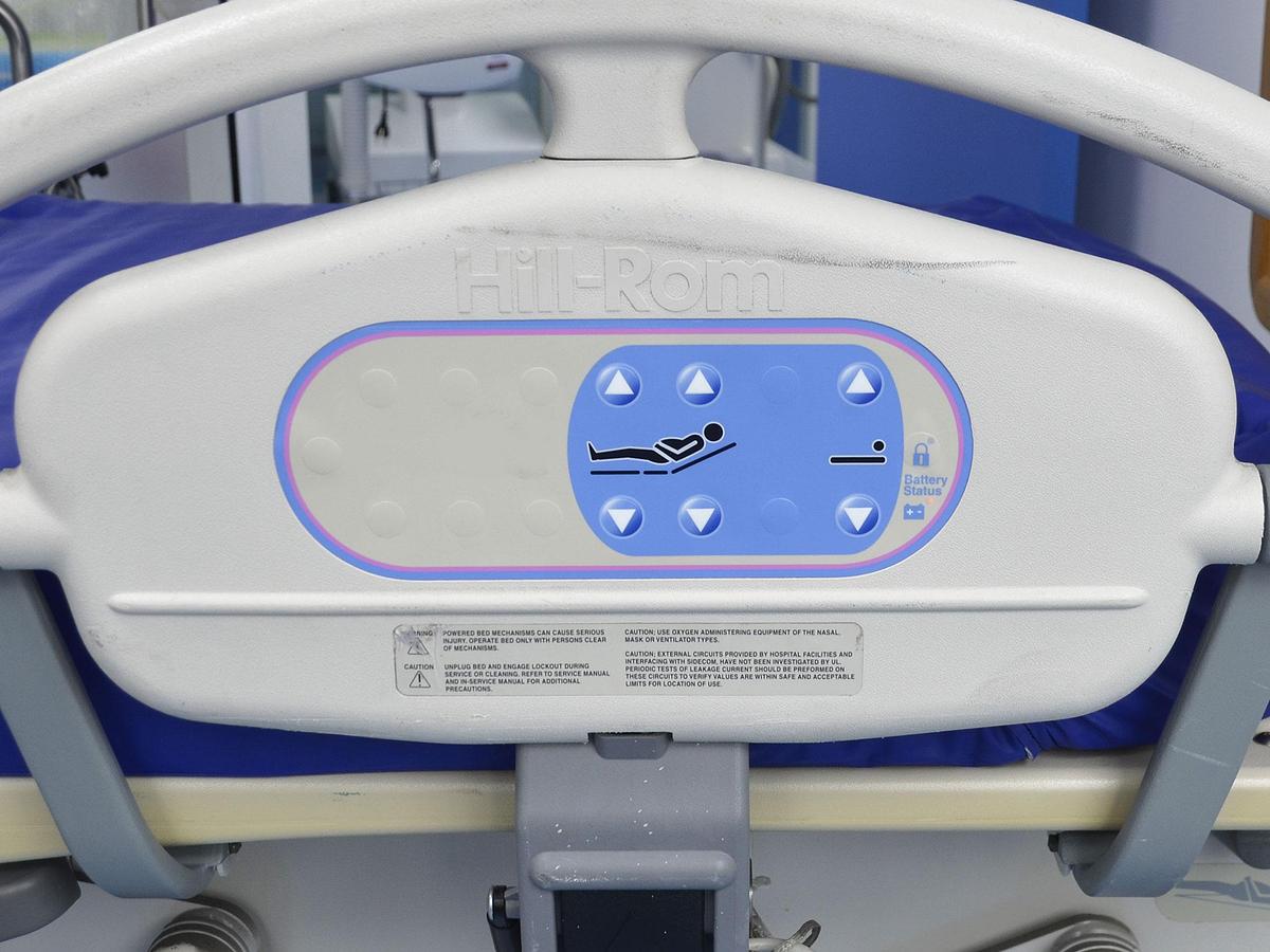 D'occasion LIT D'ACCOUCHEMENT HILL ROM AFFINITY 4, MOUVEMENTS ELECTRIQUES, COMMANDE SUR BARRIERES