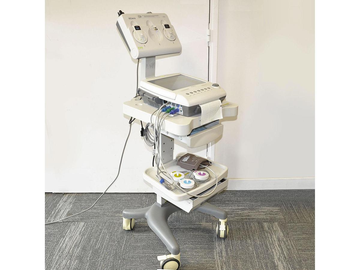 D'occasion TOCOCARDIOGRAPHE EDAN F9 AVEC SONDE TOCO, SONDE CARDIO MONITORAGE DE LA MÈRE (PNI, SPO2)