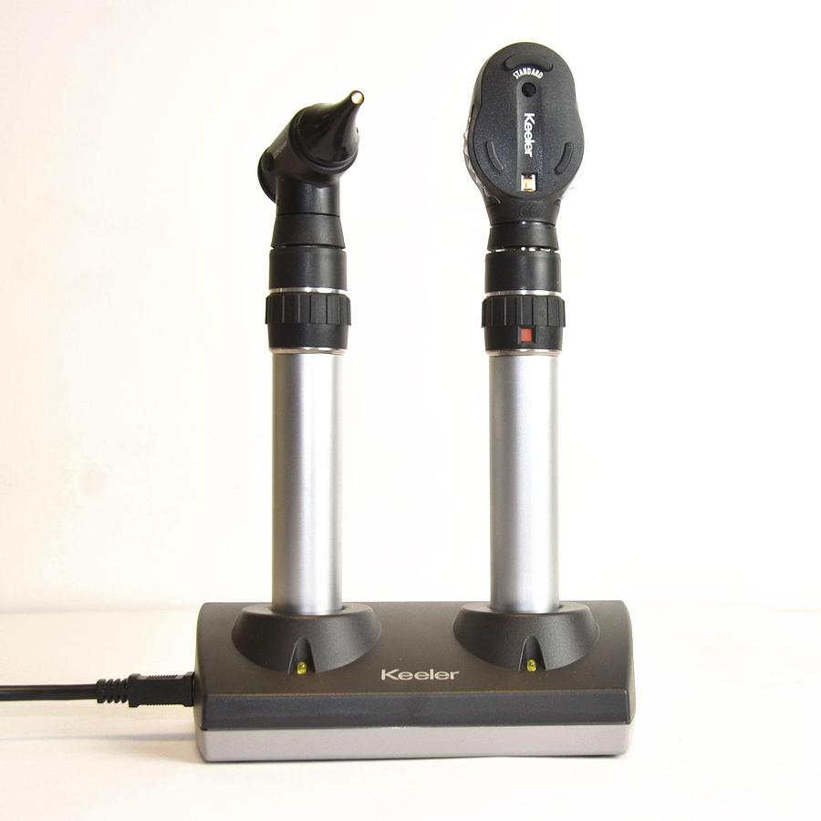Neuf ENSEMBLE KEELER OTOSCOPE/OPHTALMOSCOPE AVEC RECHARGE AUTOMATIQUE SUR SUPPORT