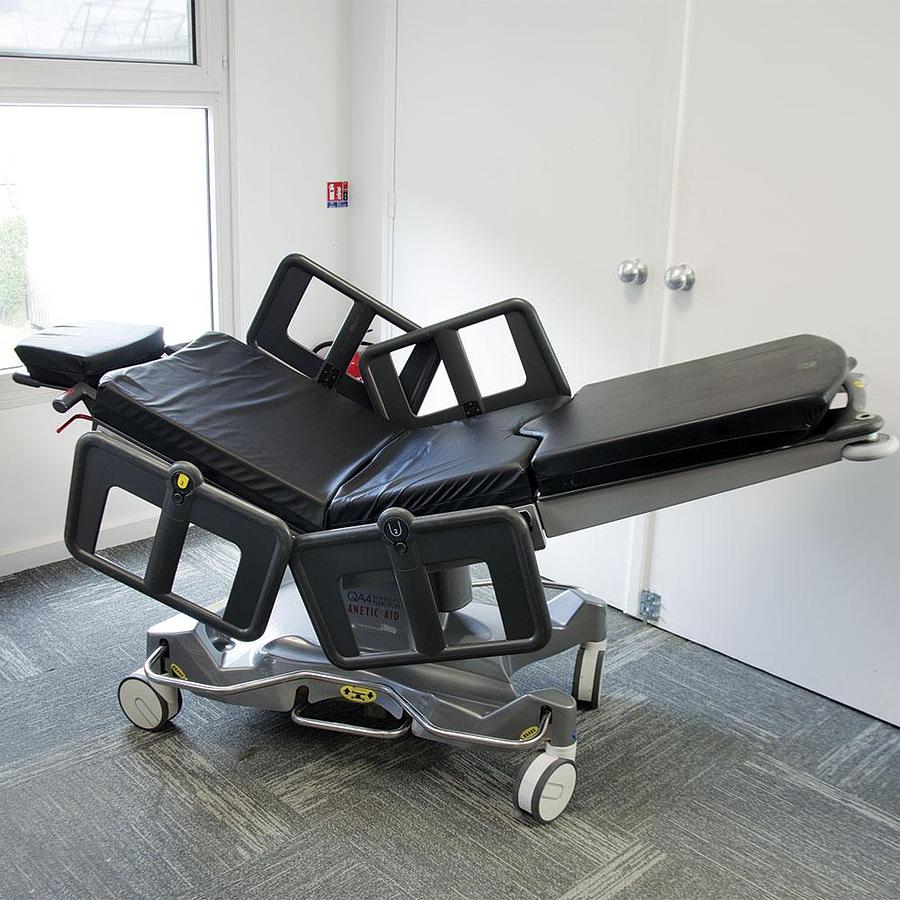 D'occasion TABLE DE CHIRURGIE MOBILE HYDRAULIQUE UNIVERSELLE ANETIC AID QA4