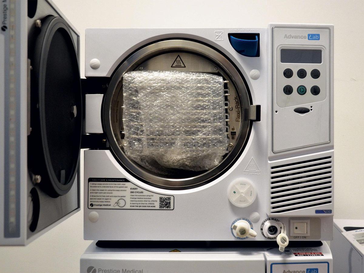 D'occasion AUTOCLAVE PRESTIGE MEDICAL MODELE ADVANCE LAB, CLASSE B, 22 litres, avec enregistreur de données.