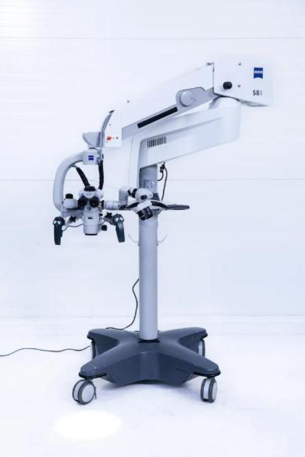 D'occasion MICROSCOPE CHIRURGICAL ZEISS OPMI VARIO S88 D'OCCASION SUR UN SUPPORT MOBILE