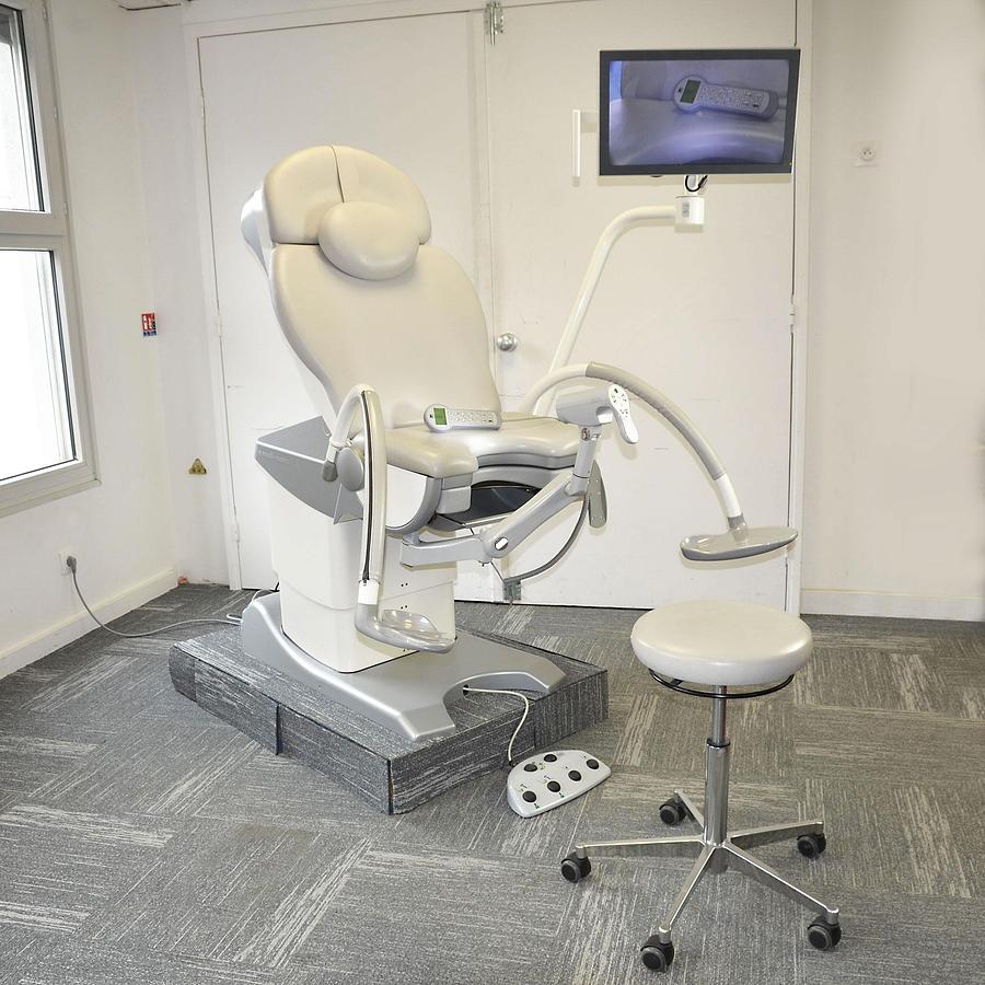 D'occasion FAUTEUIL GYNÉCOLOGIQUE SCHMITZ MEDI-MATIC AVEC VIDEO COLPOSCOPE VIDAN INTEGRÉ ET ECRAN