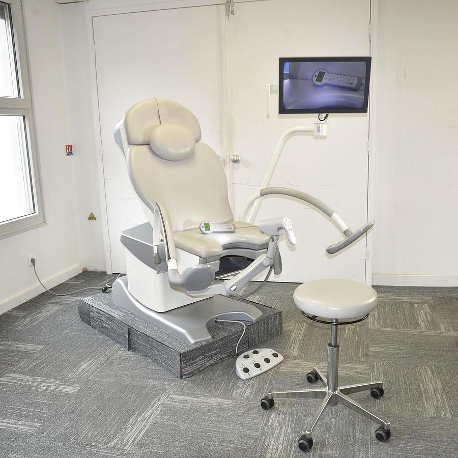 D'occasion FAUTEUIL GYNÉCOLOGIQUE SCHMITZ MEDI-MATIC AVEC VIDEO COLPOSCOPE VIDAN INTEGRÉ ET ECRAN