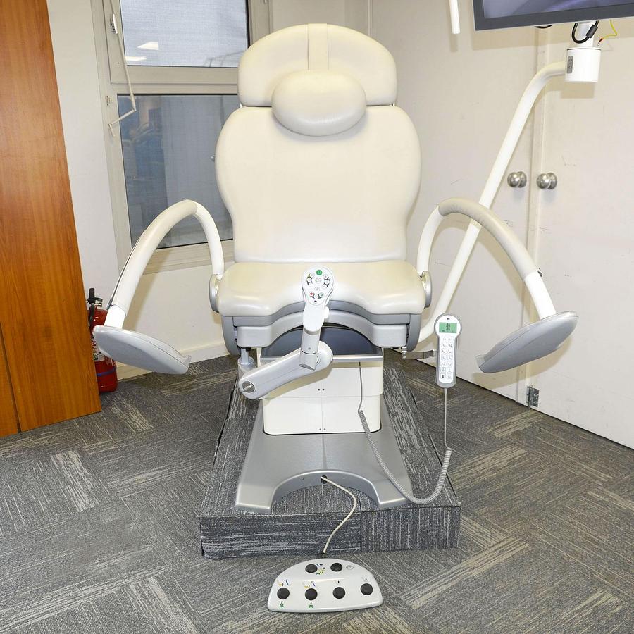 D'occasion FAUTEUIL GYNÉCOLOGIQUE SCHMITZ MEDI-MATIC AVEC VIDEO COLPOSCOPE VIDAN INTEGRÉ ET ECRAN