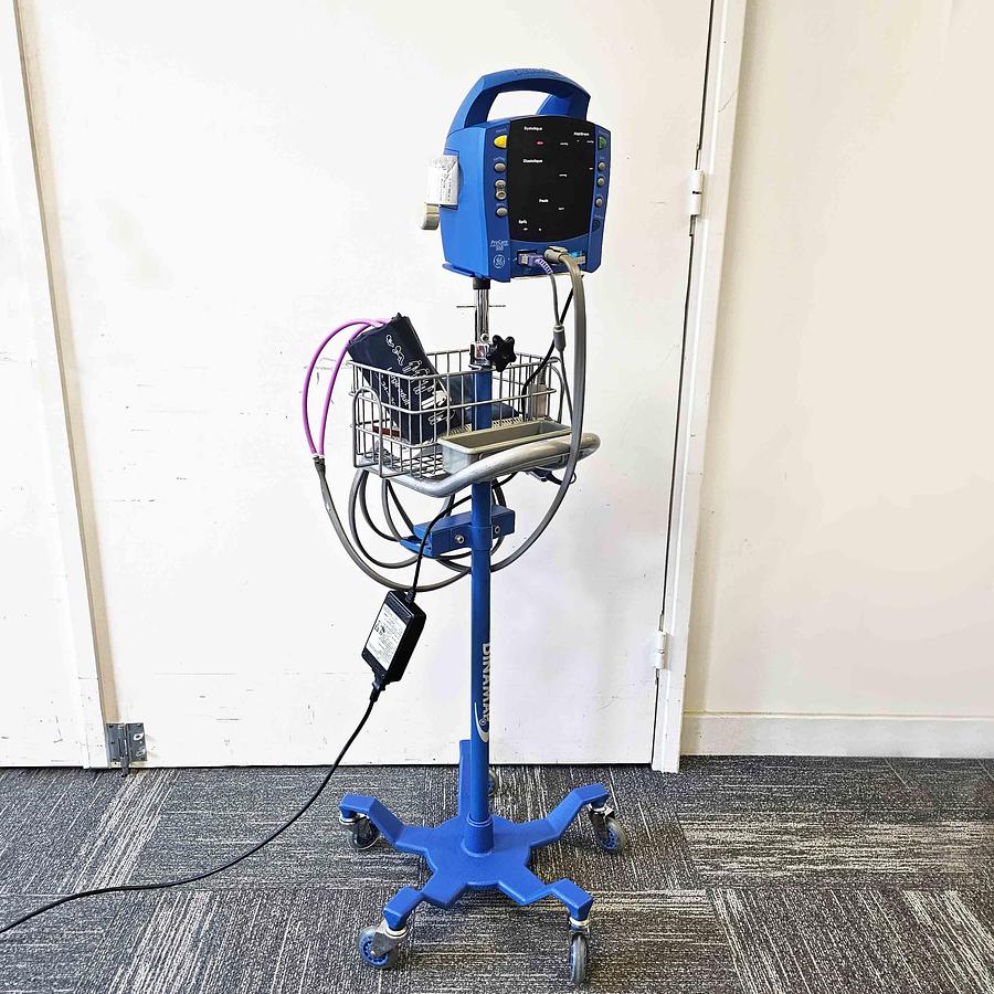 D'occasion MONITEUR DE SURVEILLANCE GENERAL ELECTRIC DINAMAP PROCARE 300 SUR PIED