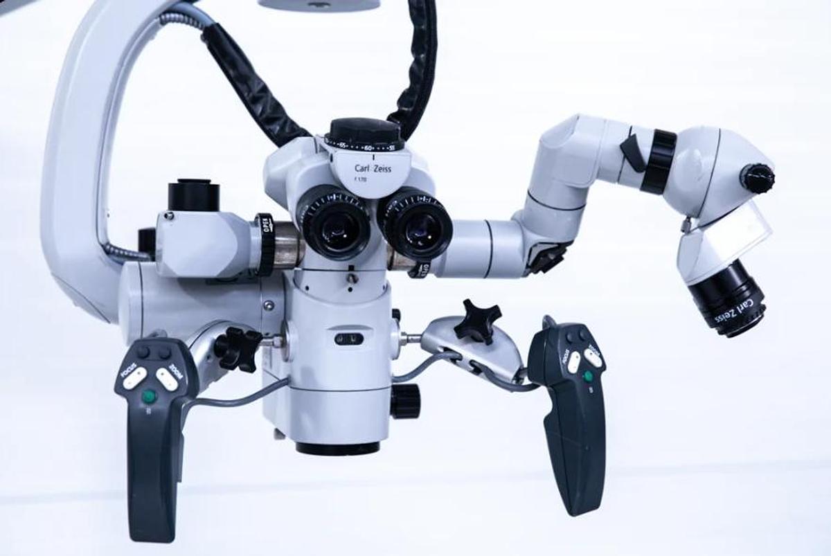 D'occasion MICROSCOPE CHIRURGICAL ZEISS OPMI VARIO S88 D'OCCASION SUR UN SUPPORT MOBILE