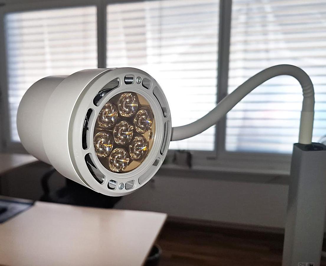 D'occasion LAMPE D'EXAMEN DERUNGS LICHT AG, À LED SUR SUPPORT MOBILE, DERUNGS LICHT