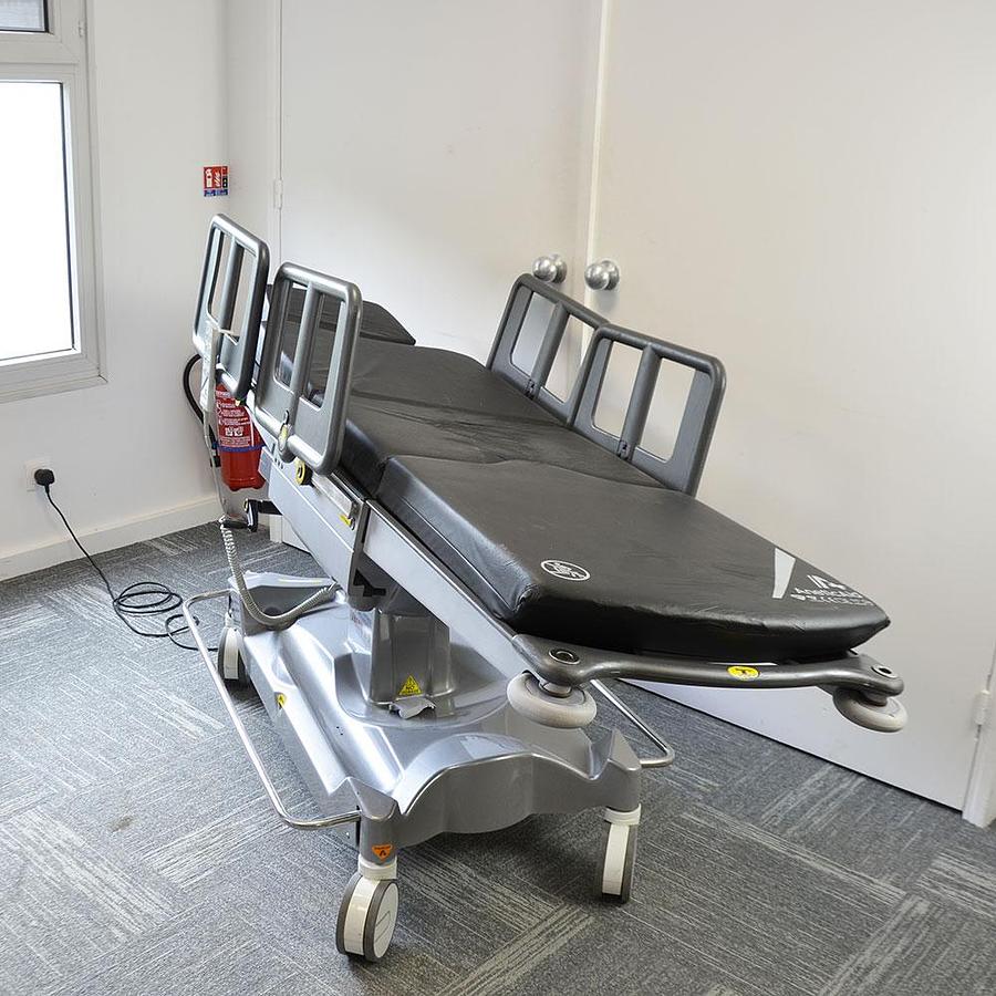 D'occasion TABLE DE CHIRURGIE MOBILE ELECTRIQUE UNIVERSELLE ANETIC AID QA4