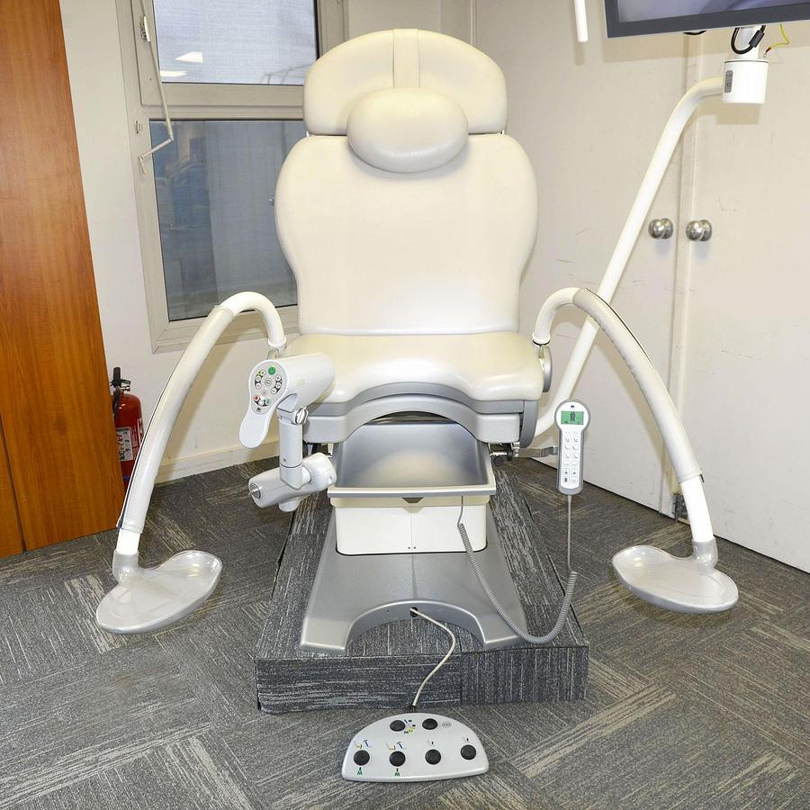 D'occasion FAUTEUIL GYNÉCOLOGIQUE SCHMITZ MEDI-MATIC AVEC VIDEO COLPOSCOPE VIDAN INTEGRÉ ET ECRAN