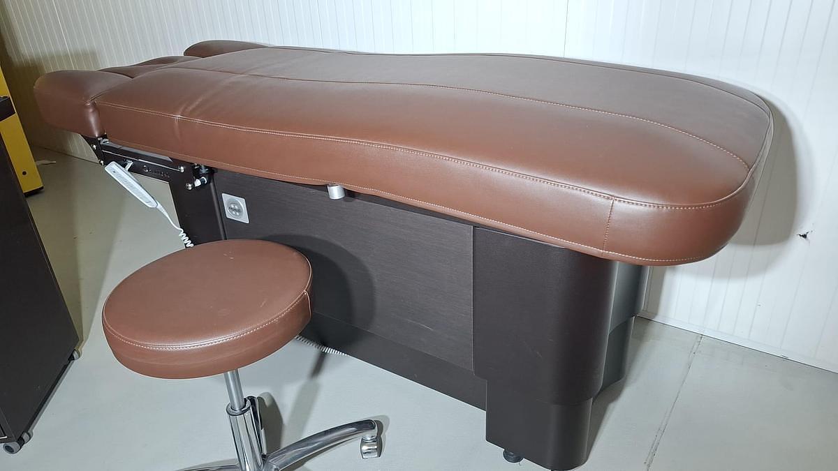 D'occasion TABLE DE SOINS GHARIENI DE GRAND LUXE MULTIFONCTIONNELLE AVEC MEUBLE ASSORTI DE RANGEMENT ET TABOURET, PARFAIT ÉTAT Hightech Wellnessliege Massage Spa table