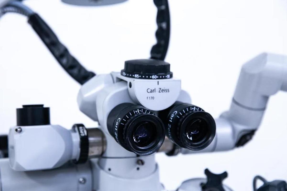 D'occasion MICROSCOPE CHIRURGICAL ZEISS OPMI VARIO S88 D'OCCASION SUR UN SUPPORT MOBILE