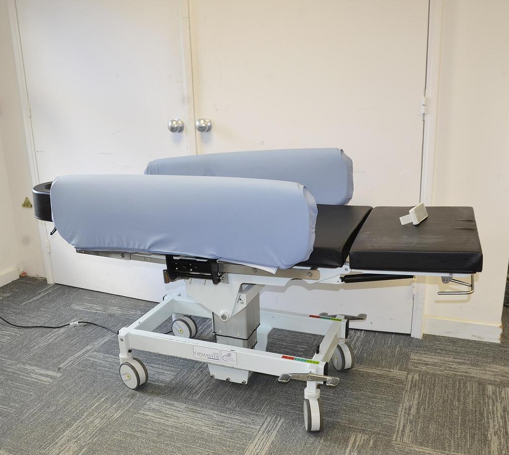 D'occasion CHARIOT OPÉRATOIRE MOBILE POLYVALENT, ÉLECTRIQUE (OPHTALMOLOGIE, BARIATRIQUE, CHIRURGIE PLASTIQUE, DIVERS) OPMASTER 506P