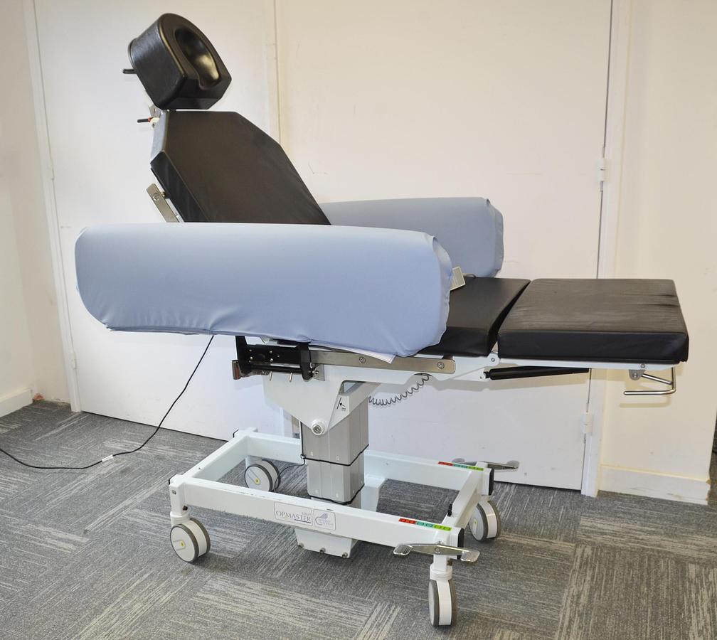 D'occasion CHARIOT OPÉRATOIRE MOBILE POLYVALENT, ÉLECTRIQUE (OPHTALMOLOGIE, BARIATRIQUE, CHIRURGIE PLASTIQUE, DIVERS) OPMASTER 506P