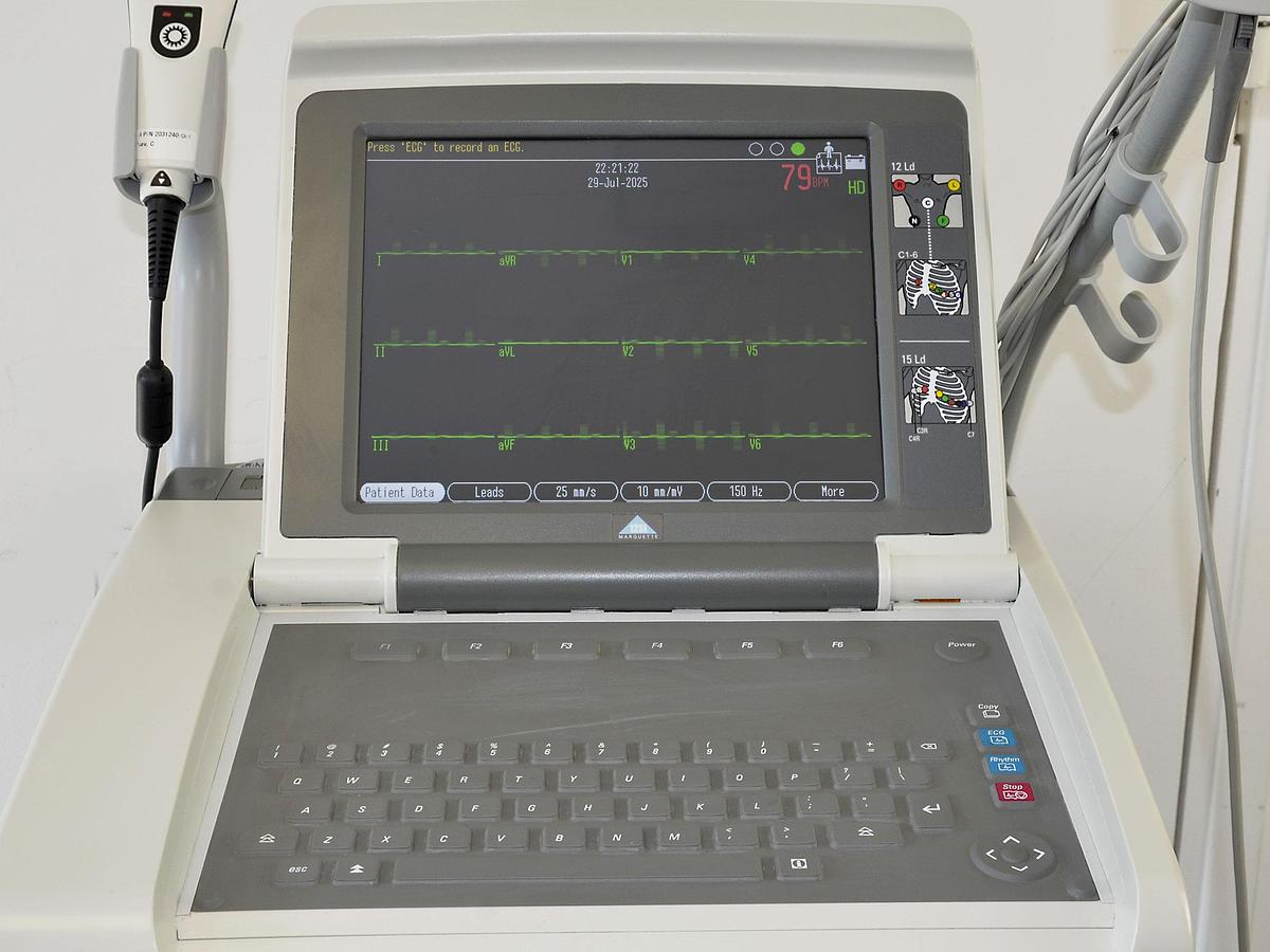 D'occasion ECG ELECTROCARDIOGRAMME GENERAL ELECTRIC MAC 5500 SUR CHARIOT