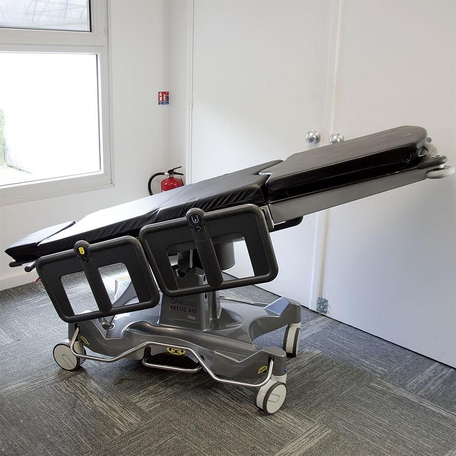 D'occasion TABLE DE CHIRURGIE MOBILE HYDRAULIQUE UNIVERSELLE ANETIC AID QA4