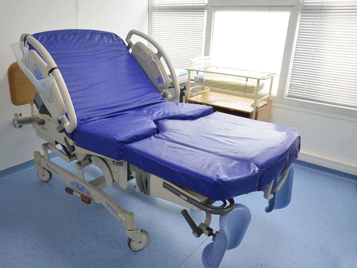 D'occasion LIT D'ACCOUCHEMENT HILL ROM AFFINITY 4, MOUVEMENTS ELECTRIQUES, COMMANDE SUR BARRIERES