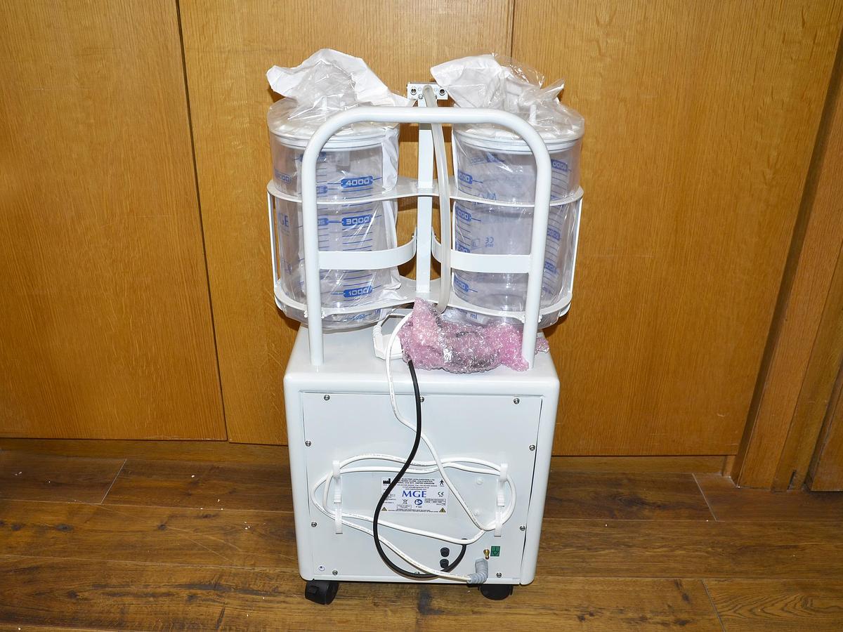 Neuf ASPIRATEUR CHIRURGICAL MGE SAM 35 avec pédale 2 bocaux de 4 litres consommable