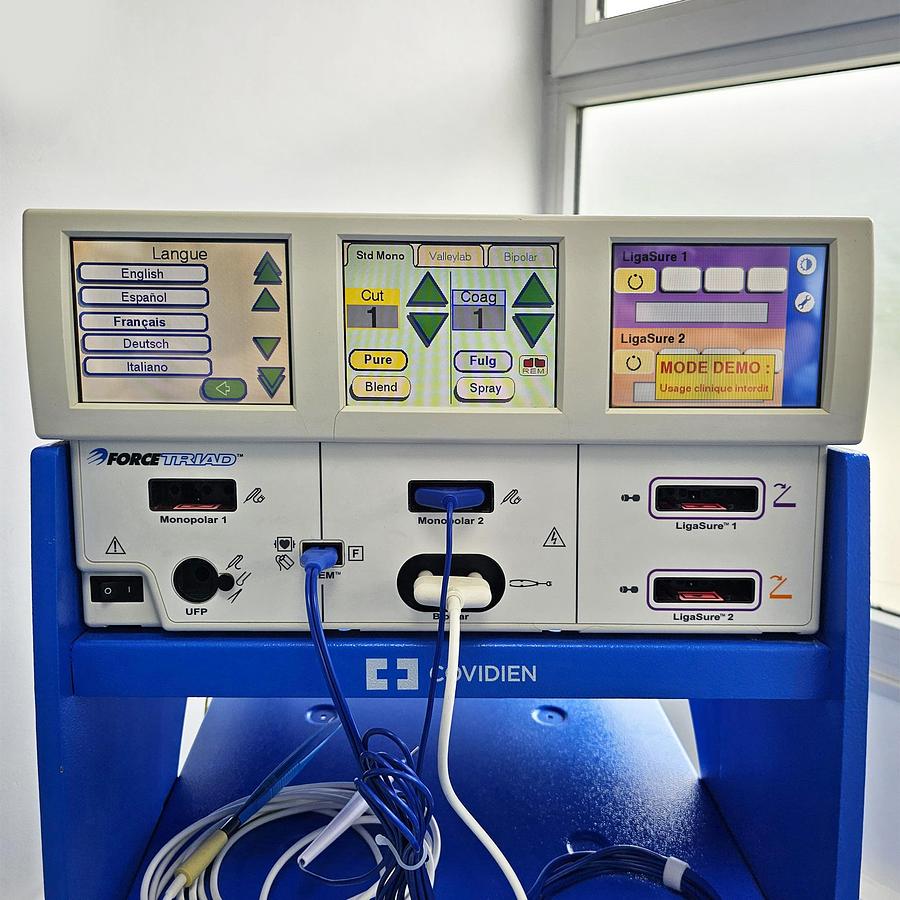 D'occasion BISTOURI ELECTRIQUE VALLEYLAB FORCE TRIAD SUR CHARIOT