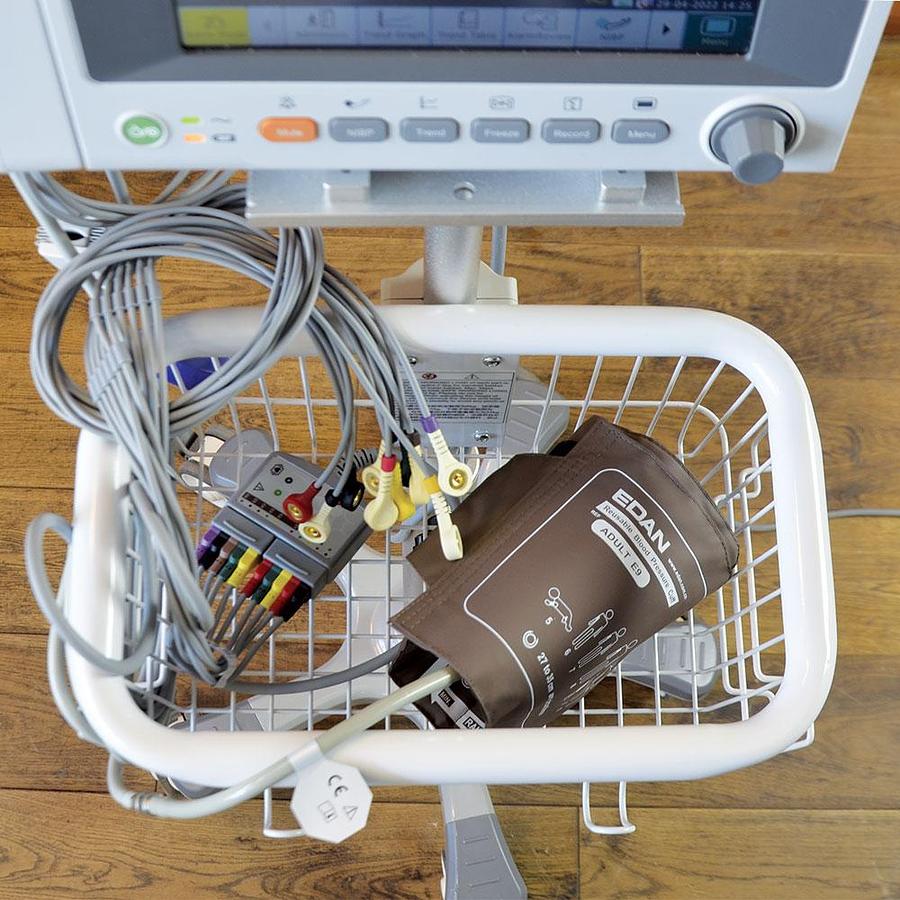 D'occasion MONITEUR MULTIPARAMETRIQUE DE SURVEILLANCE EDAN iM50 (ECG, PNI, SPO2, RESP, AVEC CO2 CAPNOGRAPHIE) SUR SON CHARIOT ROULANT.
