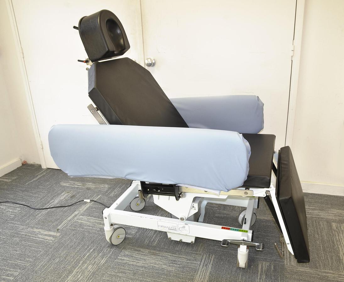 D'occasion CHARIOT OPÉRATOIRE MOBILE POLYVALENT, ÉLECTRIQUE (OPHTALMOLOGIE, BARIATRIQUE, CHIRURGIE PLASTIQUE, DIVERS) OPMASTER 506P