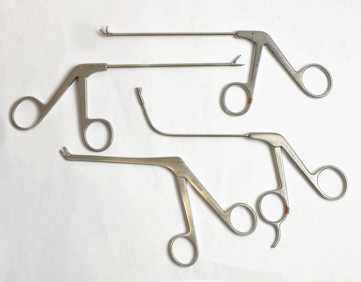 D'occasion ENSEMBLE D' ARTHROSCOPIE CONSTITIÉ D'UNE OPTIQUE R. WOLF 8880.531 O° PANOVIEW AVEC SET DE PINCES ET DE RONGEURS