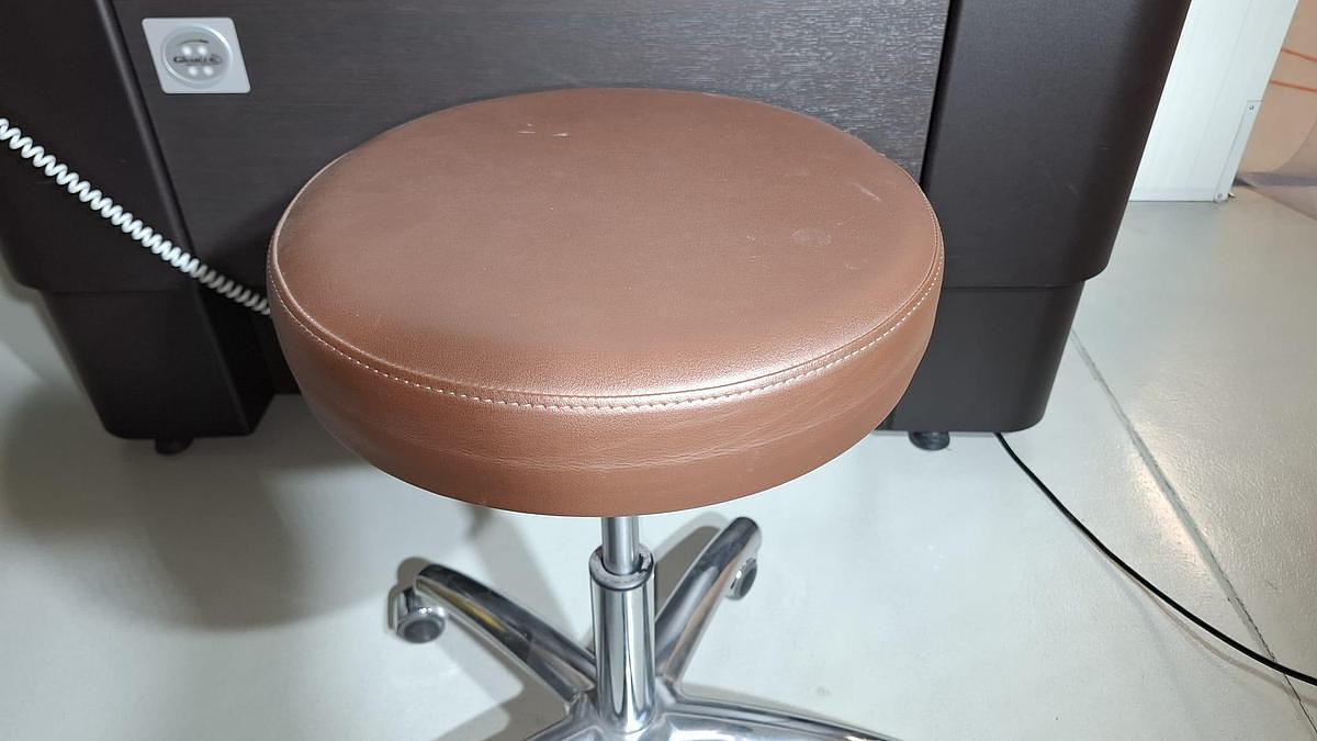 D'occasion TABLE DE SOINS GHARIENI DE GRAND LUXE MULTIFONCTIONNELLE AVEC MEUBLE ASSORTI DE RANGEMENT ET TABOURET, PARFAIT ÉTAT Hightech Wellnessliege Massage Spa table