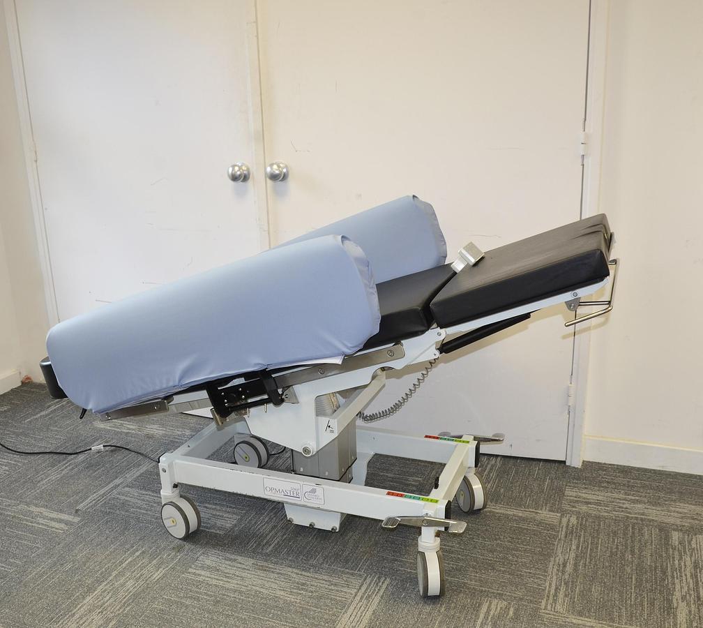 D'occasion CHARIOT OPÉRATOIRE MOBILE POLYVALENT, ÉLECTRIQUE (OPHTALMOLOGIE, BARIATRIQUE, CHIRURGIE PLASTIQUE, DIVERS) OPMASTER 506P