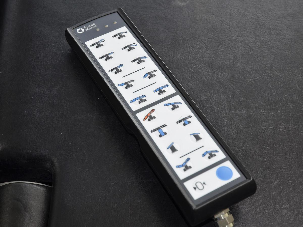 D'occasion TABLE D'OPÉRATION ÉLECTRIQUE TRUMPF JUPITER AVEC SES ACCESSOIRES