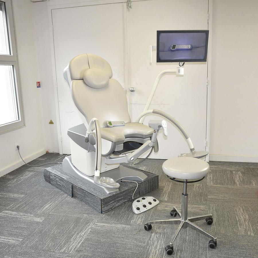 D'occasion FAUTEUIL GYNÉCOLOGIQUE SCHMITZ MEDI-MATIC AVEC VIDEO COLPOSCOPE VIDAN INTEGRÉ ET ECRAN